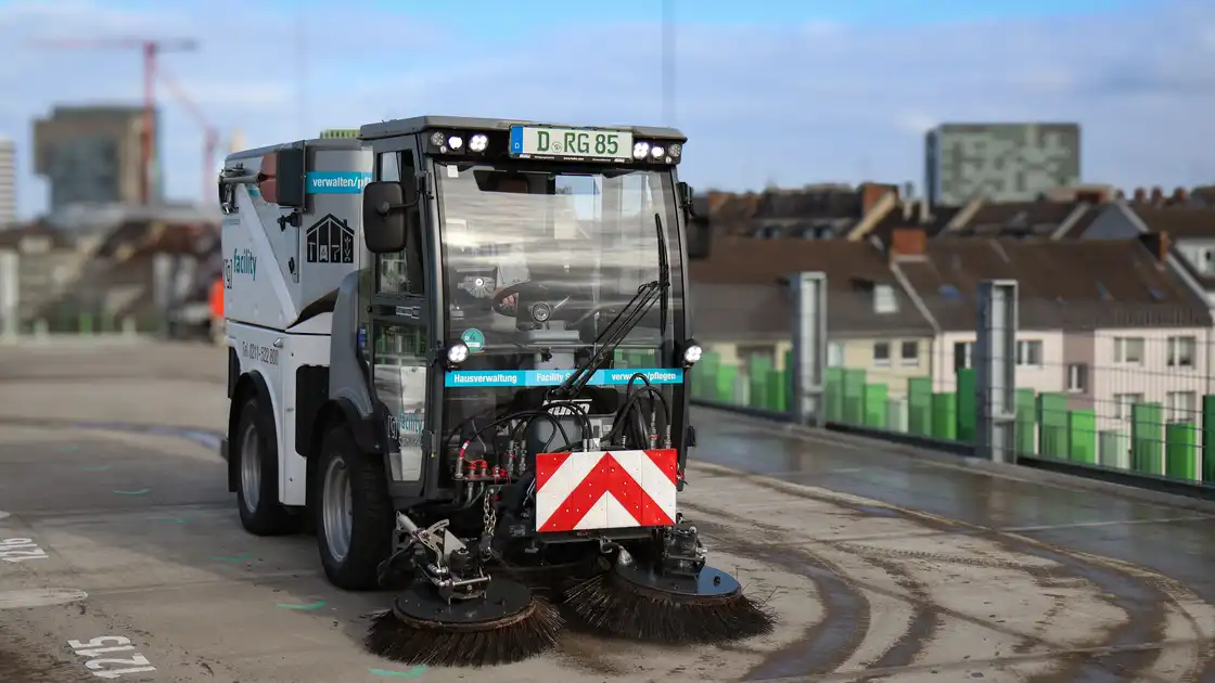 Eine Kehrmaschine auf einem Parkhausdeck