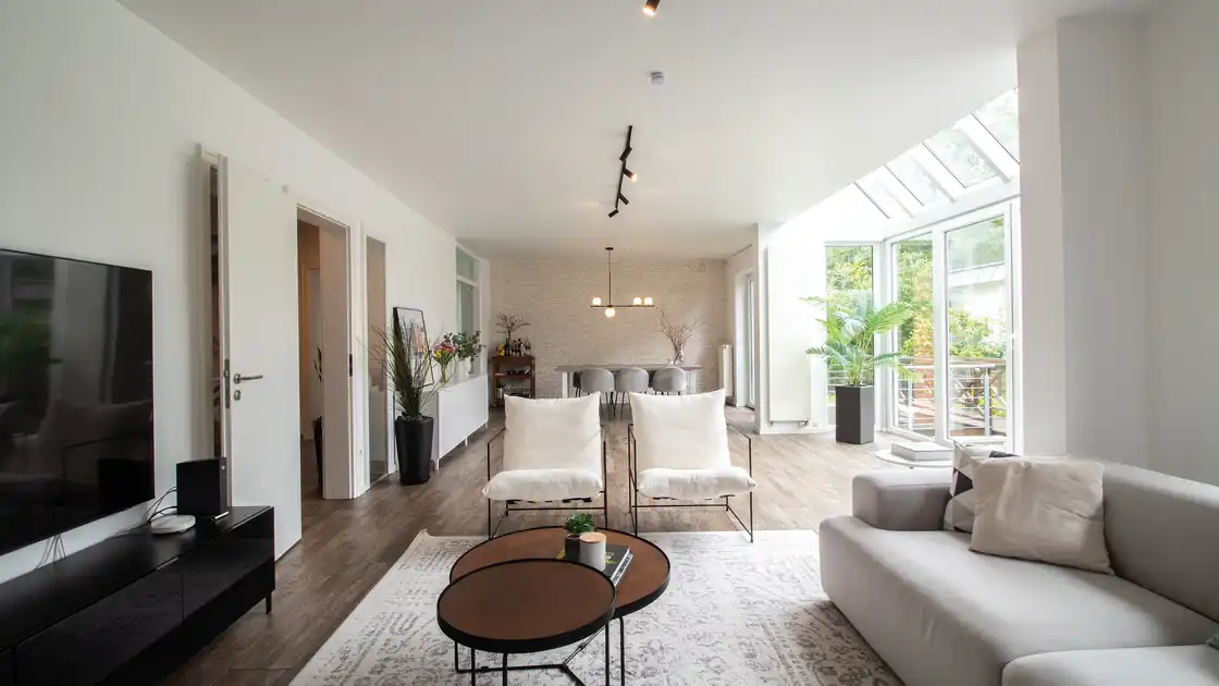 Modernes möbliertes Wohnzimmer