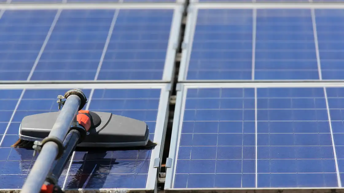 Reinigung eines Solardaches mittels Osmosereinigung
