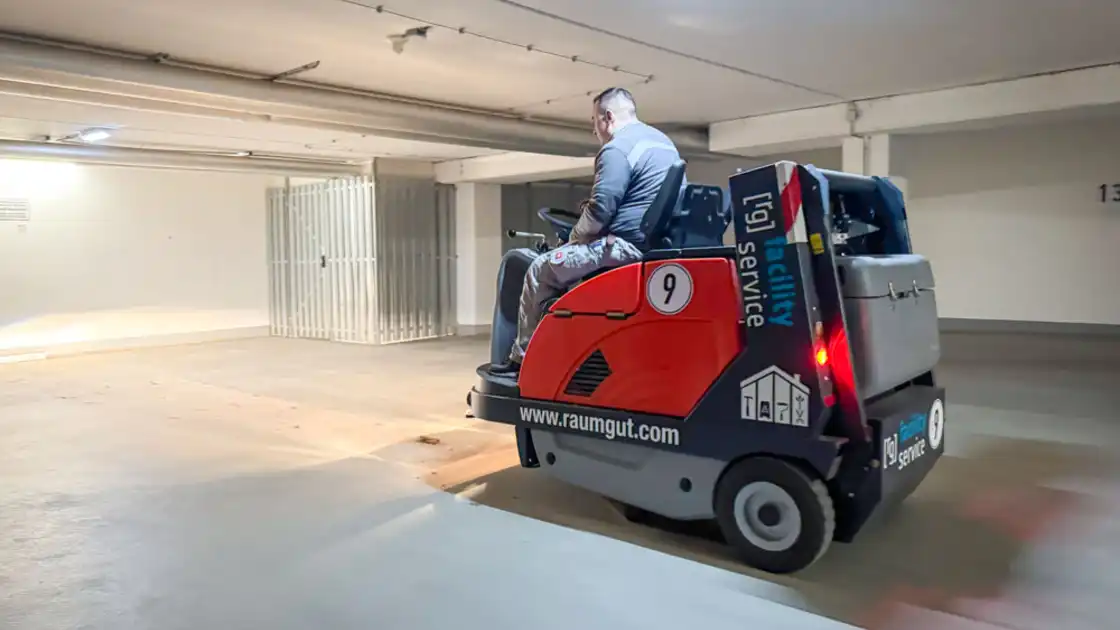 Ein Mitarbeiter von raumgut beim Reinigen mit einer Bodenreinigungsmaschine