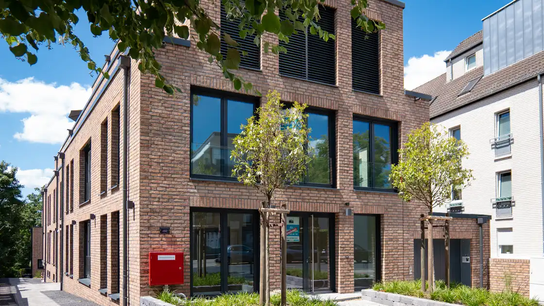 Gewerbeimmobilie mit Klinkersteinen