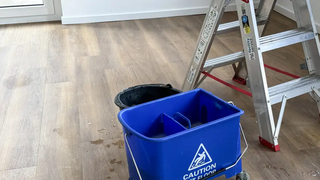 Ein Putzeimer mit Trittleiter auf Parkettboden