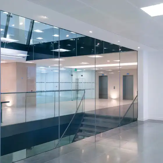 Ein Treppenaufgang in einem Gebäude mit hohen Spiegeln