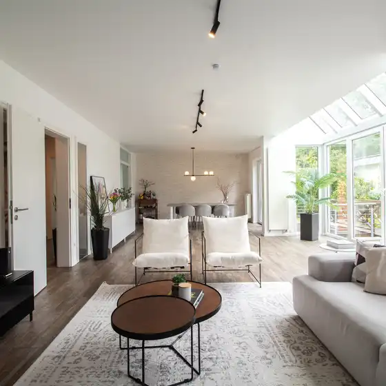 Modernes möbliertes Wohnzimmer