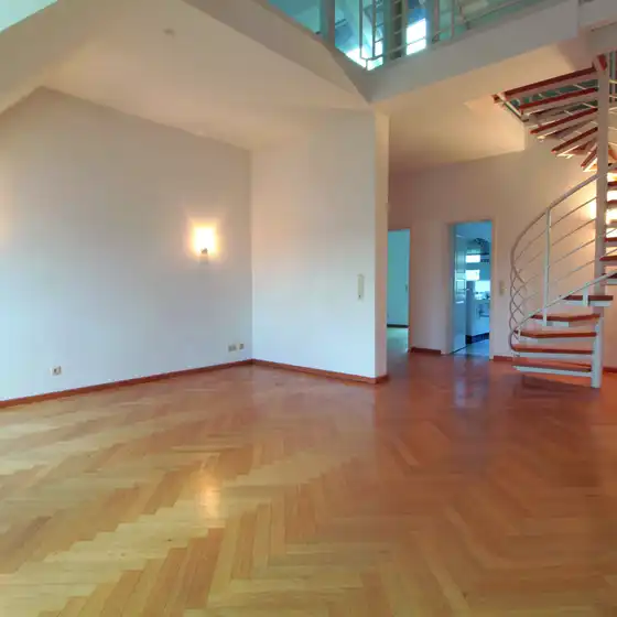 Eine leere Wohnung mit Parkettboden