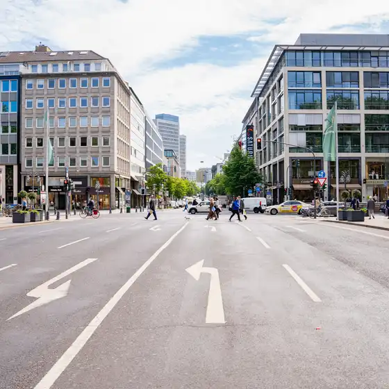Mehrere Geschäftshäuser an einer Straße