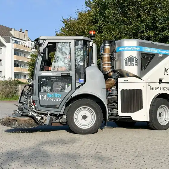 Eine Strassenkehrmaschine von raumgut