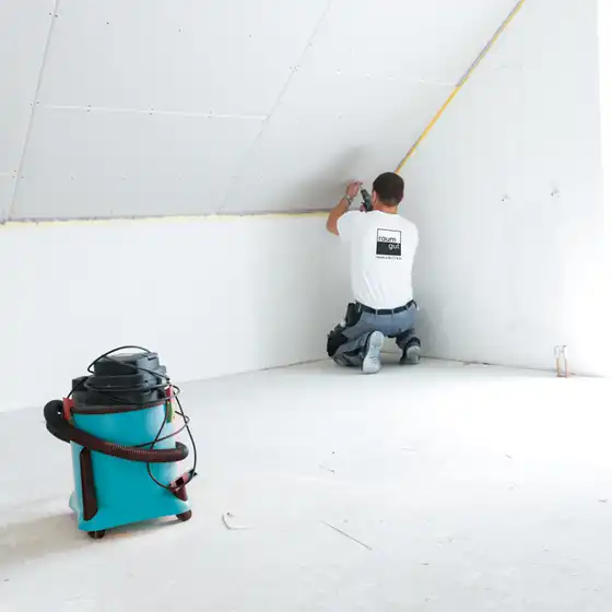 Handwerker verputzt Wand