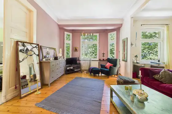 Blick in ein gemütlich eingerichtetes Wohnzimmer