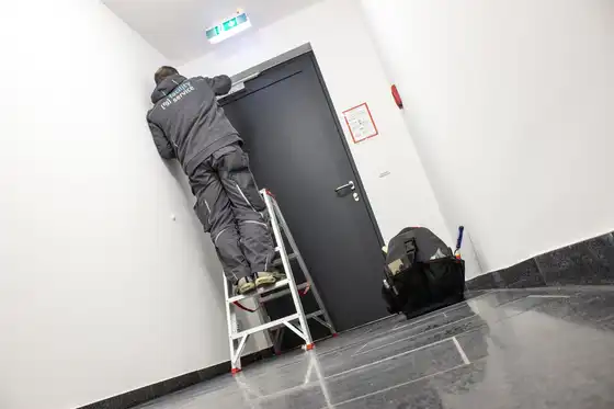 Elektriker repariert eine Tür