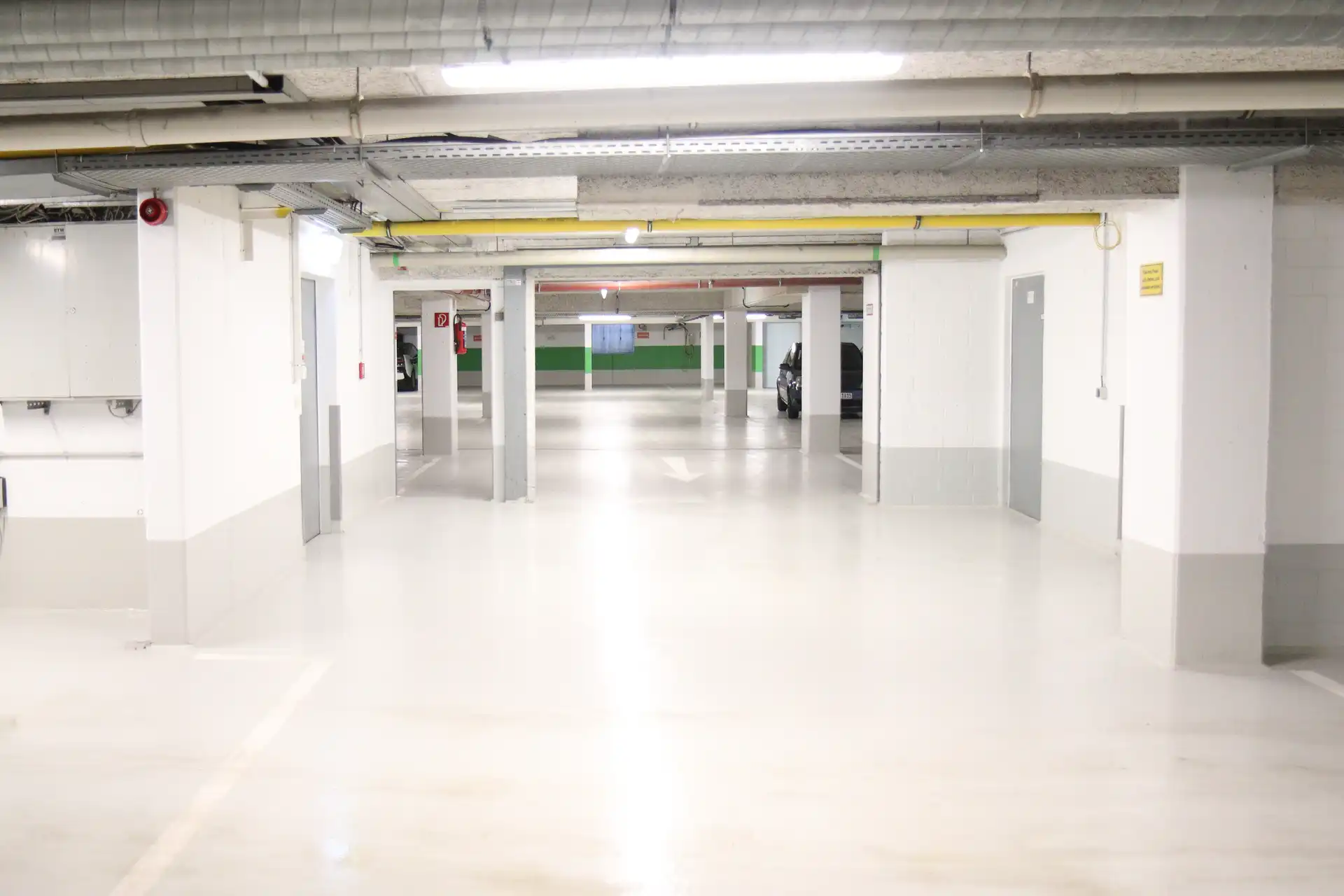 Eine Tiefgarage mit hellem Boden