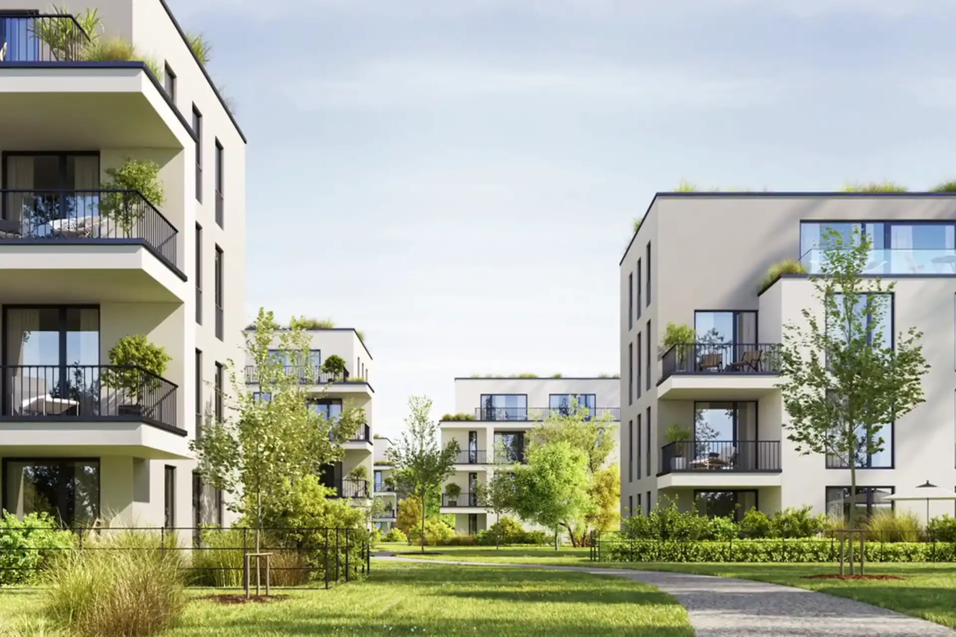 Ein Gebäudekomplex mit Grünflächen
