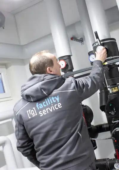 Installateur überprüft Heizung